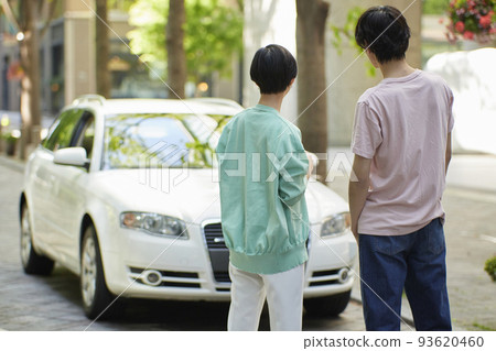 一對夫婦看著他們的車的後視圖 93620460