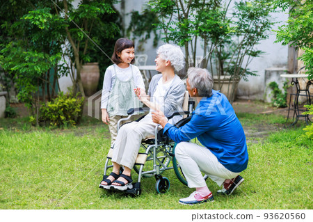 可愛的孫子孫女和祖父母玩耍 93620560