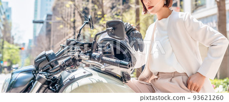 Image cut of a female rider who commute by motorcycle Marunouchi Image cut of a female rider who commute by motorcycle Marunouchi 93621260