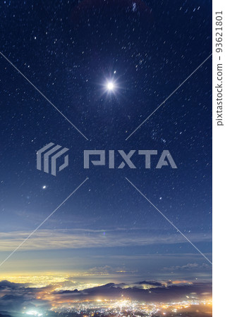 從富士山頂看到的星空、月亮和湘南的燈光 93621801