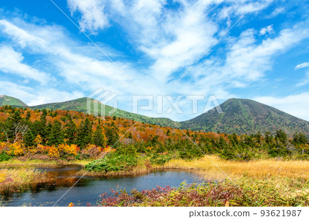 [Mt. Hakkoda, Aomori Prefecture] Suiren-numa and the Kita-Hakkoda mountain range that shine in the autumn colors. Hakkoda is said to be one of Japan's leading spots for autumn leaves. 93621987