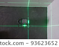 the laser level marks the lines for marking on the construction site 93623652