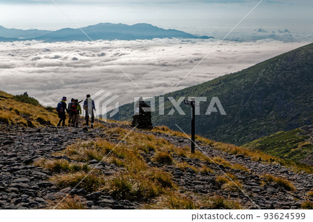 登山者沿著八嶽山脈和雲上的 Iodake 山脊線和秩父行走 93624599