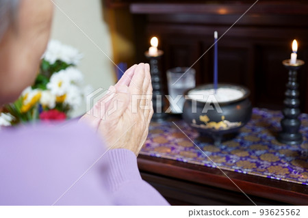 Elderly people who put their hands on the Buddhist altar 93625562