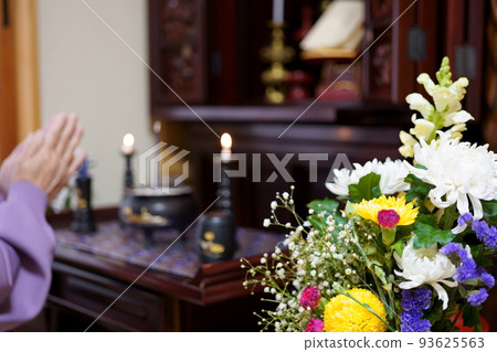 Elderly people who put their hands on the Buddhist altar 93625563