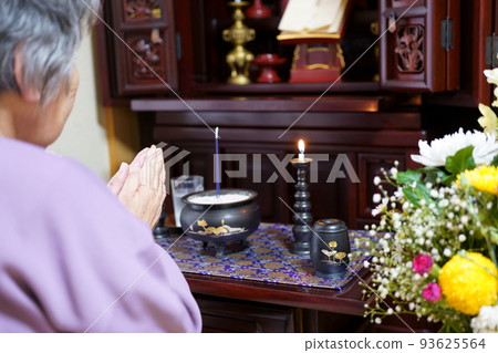 把手放在佛壇上的老人 93625564