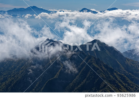 Yatsugatake山脈·Nunakake從Akadake和南阿爾卑斯山看到的春天雲彩 Yatsugatake山脈·Nunakake從Akadake和南阿爾卑斯山看到的春天雲彩 93625986