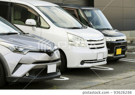 汽車停在停車場 93626286