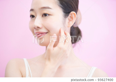 一位女士正在檢查她的皮膚狀況 一位女士正在檢查她的皮膚狀況 93627400