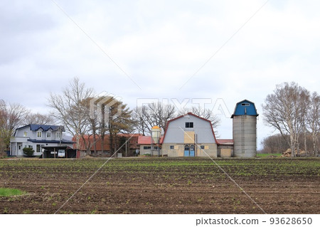 北海道日高地區的一個農場風景 93628650