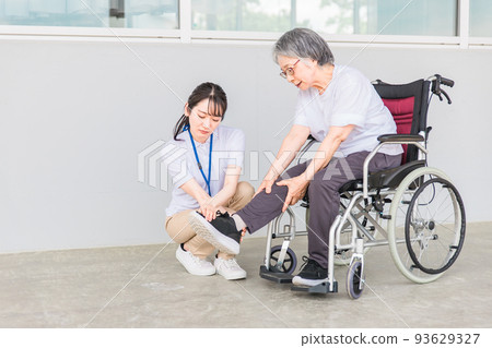 Elderly people in wheelchairs and caregivers (calf/ankle) Elderly people in wheelchairs and caregivers (calf/ankle) 93629327