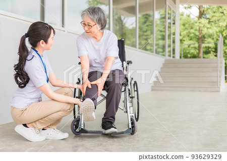 Elderly people in wheelchairs and caregivers (calf/ankle) Elderly people in wheelchairs and caregivers (calf/ankle) 93629329