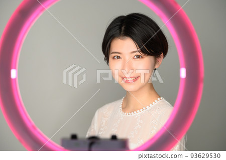 Image of a live streamer with a ring light 93629530