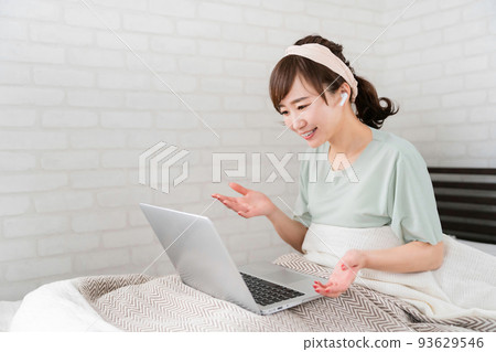 Woman doing remote work in bedroom (videophone) Woman doing remote work in bedroom (videophone) 93629546