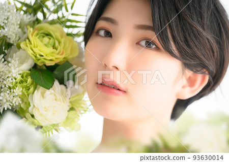 一個被美麗鮮花包圍的女人,用於婚禮等。 一個被美麗鮮花包圍的女人,用於婚禮等。 93630014