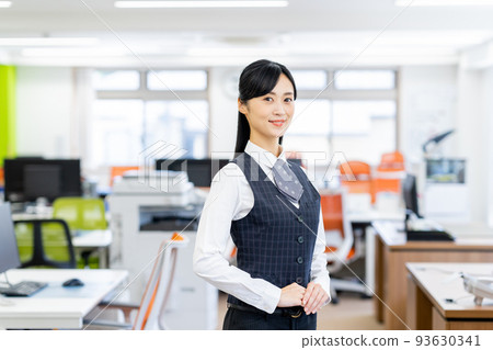 辦公室文員年輕女子 93630341