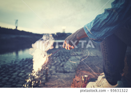 有煙花的人的手 93631322