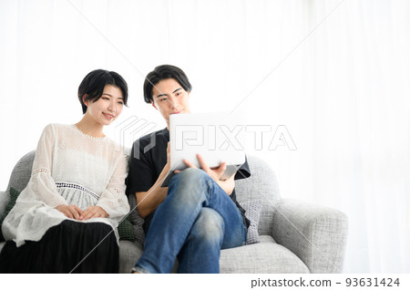 A couple talking on the sofa Whole body A couple talking on the sofa Whole body 93631424