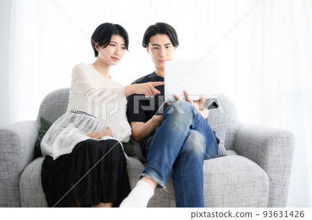 A couple talking on the sofa Whole body A couple talking on the sofa Whole body 93631426