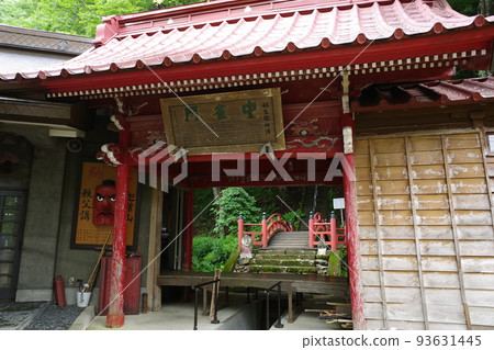 華生山妙樂寺境內的中岳門和仙心池上的紅色拱橋 華生山妙樂寺境內的中岳門和仙心池上的紅色拱橋 93631445