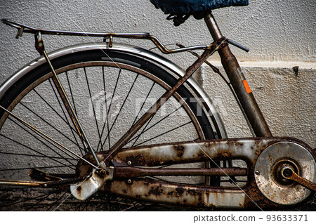 Rusted bicycle 93633371