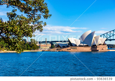 早上在澳大利亞悉尼看到的歌劇院和海港大橋周圍的風景和清澈的藍天 93636539