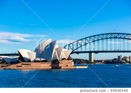 早上在澳大利亞悉尼看到的歌劇院和海港大橋周圍的風景和清澈的藍天 93636540