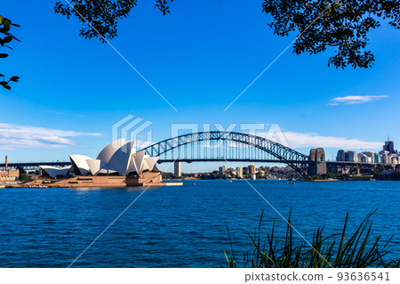早上在澳大利亞悉尼看到的歌劇院和海港大橋周圍的風景和清澈的藍天 93636541