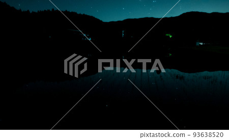 星星倒映在水面上 93638520