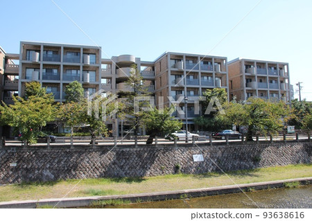 一間時尚而美麗的公寓，有大地色的瓷磚和河邊裸露的混凝土，映襯著藍天/ 93638616