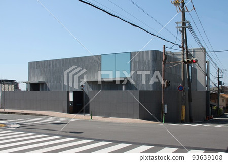 Chic, fashionable, stylish, luxurious and beautiful mansion unified in gray that shines in the blue sky 93639108