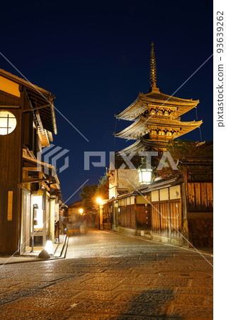 Night view of Kyoto Yasaka Pagoda Night view of Kyoto Yasaka Pagoda 93639262