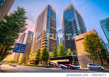 日本東京城市景觀，俯瞰大手町第一廣場和大夢，染成夕陽 = 8 月 27 日 93639271