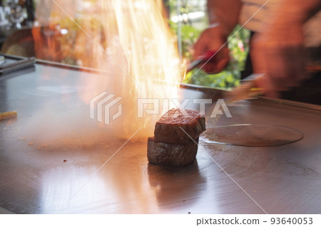 鐵板燒和和牛牛肉在您面前為您的周年紀念日烹製 鐵板燒和和牛牛肉在您面前為您的周年紀念日烹製 93640053