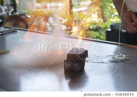 鐵板燒和和牛牛肉在您面前為您的周年紀念日烹製 鐵板燒和和牛牛肉在您面前為您的周年紀念日烹製 93640054