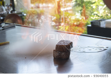 鐵板燒和和牛牛肉在您面前為您的周年紀念日烹製 鐵板燒和和牛牛肉在您面前為您的周年紀念日烹製 93640055