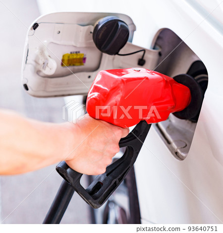 加油站加油【原油價格暴漲圖】 加油站加油【原油價格暴漲圖】 93640751