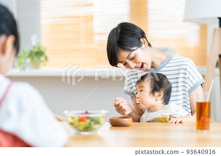 母親給嬰兒的食物 母親給嬰兒的食物 93640916