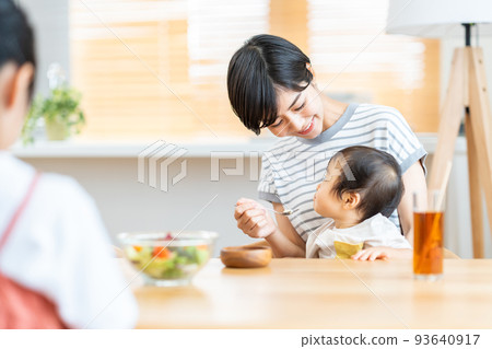 母親給嬰兒的食物 母親給嬰兒的食物 93640917