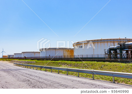 Oil storage tank [image of energy] 93640990