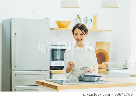 廚房裡的女人 93641706