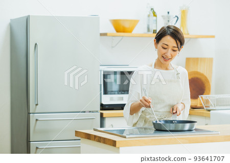 廚房裡的女人 93641707