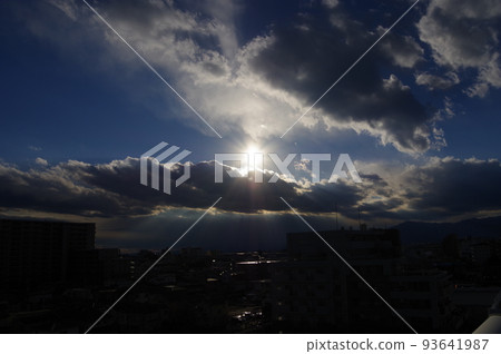 The sun, the winter sky and the townscape Location: Yamato City, Kanagawa Prefecture 93641987