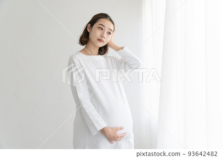 有困擾的表情的孕婦 有困擾的表情的孕婦 93642482