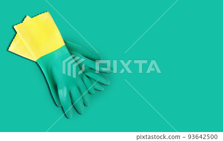 Washing green gloves on the green 93642500