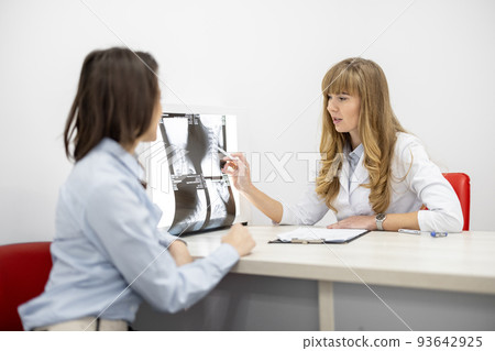 Young woman at a neurologist's appointment 93642925