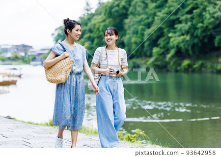 去少女旅行觀光的少婦 93642958