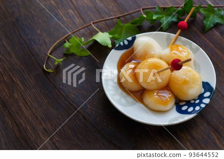 Mitarashi 餃子放在一個沒有串的小盤子裡 Mitarashi 餃子放在一個沒有串的小盤子裡 93644552