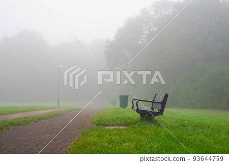 有霧的公園長椅 有霧的公園長椅 93644759