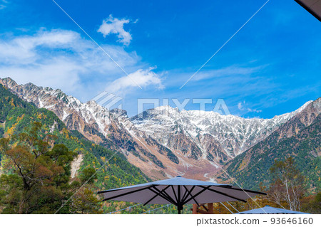 [Autumn material] Scenery around Kamikochi and Kappa Bridge in autumn [Nagano Prefecture] 93646160